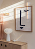 Cuadro decorativo de estilo minimalista y blanco_y_negro colocado en salón, lámina tipográfica minimalista en azul marino, modelo ÉL