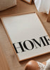 Cuadro decorativo de estilo minimalista y blanco_y_negro colocado en salón, Lámina tipográfica HOME en blanco y negro, modelo Home White