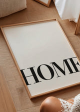 Cuadro decorativo de estilo minimalista y blanco_y_negro colocado en salón, Lámina tipográfica HOME en blanco y negro, modelo Home White