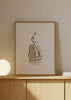 Cuadro decorativo de estilo minimalista y blanco_y_negro colocado en salón, ilustración minimalista de figura femenina en línea, modelo Line Girl