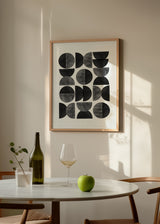 Cuadro decorativo de estilo minimalista y blanco_y_negro colocado en salón, composición geométrica abstracta en blanco y negro, modelo Mid Century
