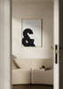 Cuadro decorativo de estilo minimalista y blanco_y_negro colocado en salón, símbolo tipográfico moderno en blanco y negro, modelo & Moderna