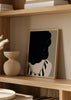 Cuadro decorativo de estilo minimalista y blanco_y_negro colocado en salón, retrato femenino minimalista en blanco y negro, modelo Mysterious Woman