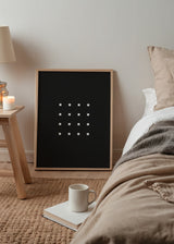 Cuadro decorativo de estilo minimalista y blanco_y_negro colocado en salón, composición minimalista de puntos blancos, modelo Puntos Blancos