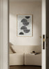 Cuadro decorativo de estilo minimalista y blanco_y_negro colocado en salón, composición geométrica retro en blanco y negro, modelo Retro Modern