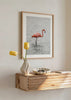 Tableau d’un flamant rose sur eau grise avec reflets doux, silhouette élégante, tons rose corail, blanc et gris, dans un style photographique épuré et raffiné. Disponible sur kudeko.com