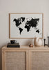 Cuadro decorativo de estilo minimalista y blanco_y_negro colocado en salón, mapa del mundo en blanco y negro, modelo The World