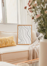 Quadro com linhas topográficas pretas onduladas sobre fundo branco, composição depurada, estilo minimalista e linguagem gráfica contemporânea para decoração de parede. Disponível em kudeko.com