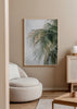 Cuadro decorativo de estilo minimalista y fotografía colocado en salón, fotografía de hojas de palmera tropicales, modelo Fotografía Palmera