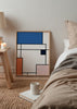 Cuadro decorativo de estilo minimalista y geométrico colocado en salón, composición geométrica abstracta en bloques de color, modelo BAU II-B