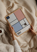 Tableau encadré avec rectangles bleu clair, bleu grisé, rose poudré, blanc et marron, lignes noires, texte typographique et style géométrique moderne. Disponible sur kudeko.com