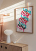Cuadro decorativo de estilo minimalista y geométrico colocado en salón, composición tipográfica LOVE en colores vibrantes, modelo Love Colors