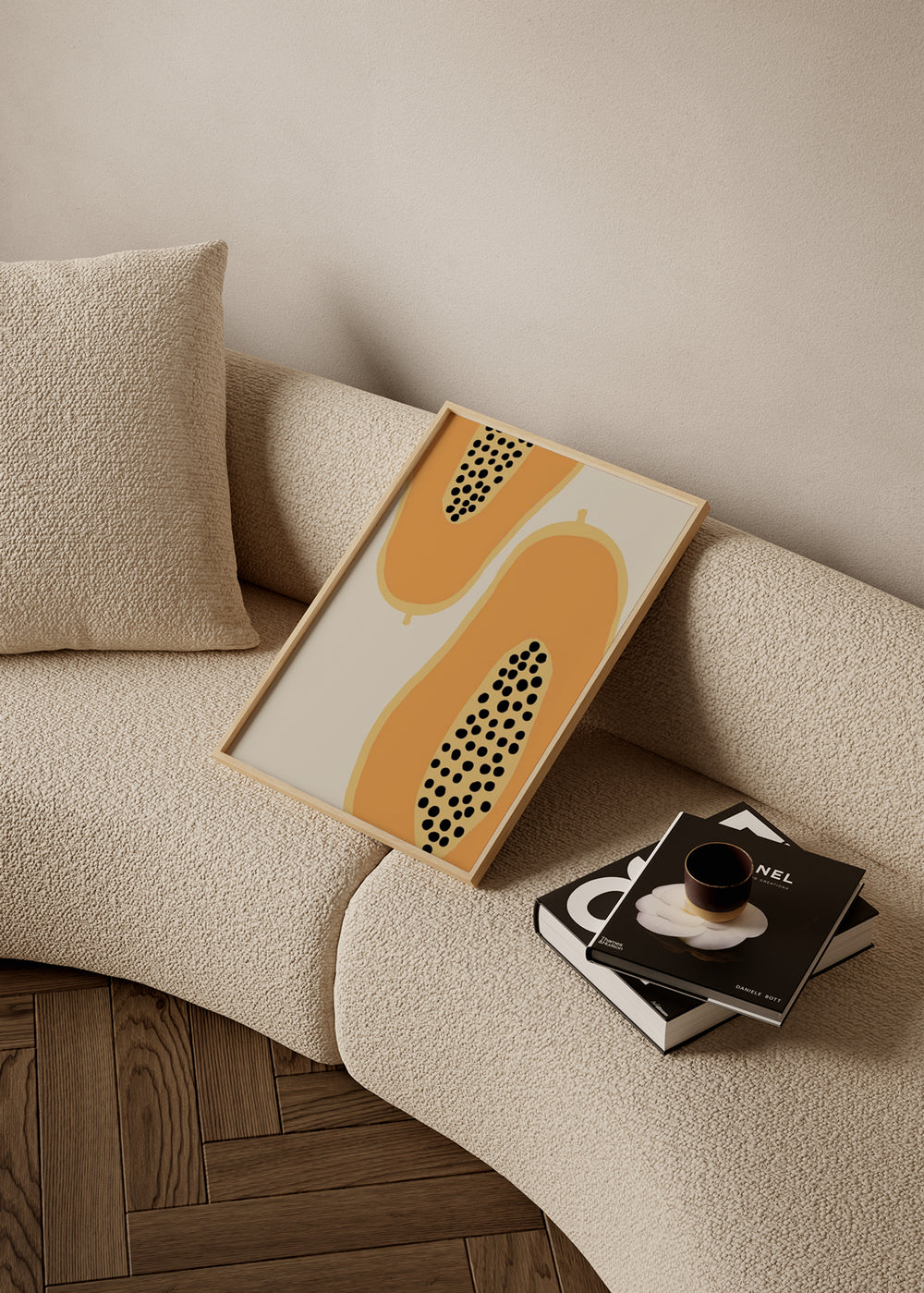 Tableau encadré avec deux moitiés de papaye en tons orange, beige et noir, composition fruitée aux formes organiques et style minimaliste sur fond crème. Disponible sur kudeko.com