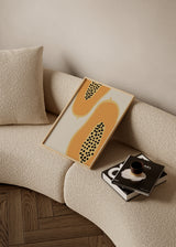 Tableau encadré avec deux moitiés de papaye en tons orange, beige et noir, composition fruitée aux formes organiques et style minimaliste sur fond crème. Disponible sur kudeko.com