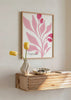 Cuadro decorativo de estilo minimalista y ilustración colocado en dormitorio, ilustración floral en tonos rosa, modelo Blossom Collection XIII