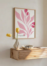 Cuadro decorativo de estilo minimalista y ilustración colocado en dormitorio, ilustración floral en tonos rosa, modelo Blossom Collection XIII