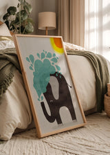 Quadro emoldurado com elefante preto de formas simples, mancha turquesa, sol amarelo e laranja, fundo claro e estilo infantil moderno. Disponível em kudeko.com