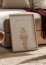 Cuadro decorativo de estilo minimalista y ilustración colocado en habitación infantil, jirafa infantil en tonos pastel, modelo Giraffe Nursery Print