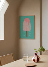 Gerahmtes Wandbild mit pastellrosa Eis am Stiel, geschmolzener Glasur, dekorativen Tropfen, türkisem Hintergrund und verspieltem Pop-Art-Stil. Erhältlich auf kudeko.com