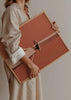 Cuadro decorativo de estilo minimalista y ilustración colocado en salón, mujer urbana surrealista en tonos terracota, modelo City girl
