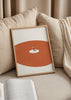 Cuadro decorativo de estilo minimalista y ilustración colocado en salón, figura solitaria sobre forma geométrica terracota, modelo Confidence