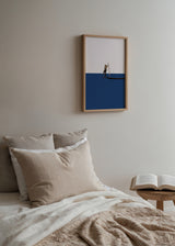 Cuadro decorativo de estilo minimalista y ilustración colocado en salón, pescador minimalista sobre mar azul, modelo Fishing for compliments