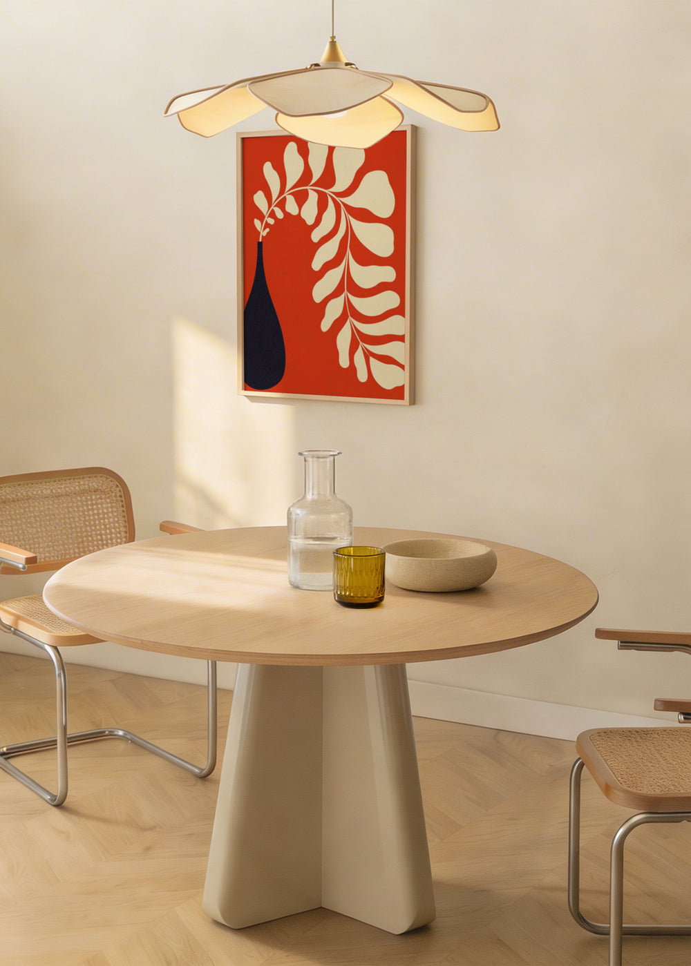 Wandbild mit dunkler Vase, großem Zweig mit cremefarbenen Blättern, rotem Hintergrund, organischen Formen und minimalistischem Stil als gerahmte Wanddekoration. Erhältlich auf kudeko.com