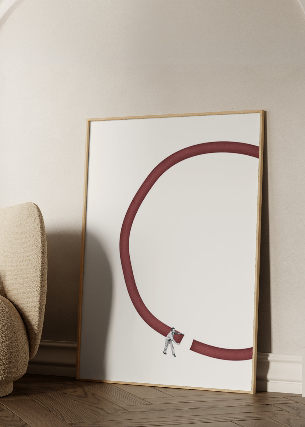 Tableau encadré avec cercle incomplet rouge brique, fond ivoire, petite figure humaine et composition abstraite minimaliste au langage visuel symbolique. Disponible sur kudeko.com