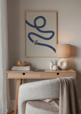 Cuadro decorativo de estilo minimalista y ilustración colocado en salón, línea abstracta azul con figura humana, modelo River cleanse