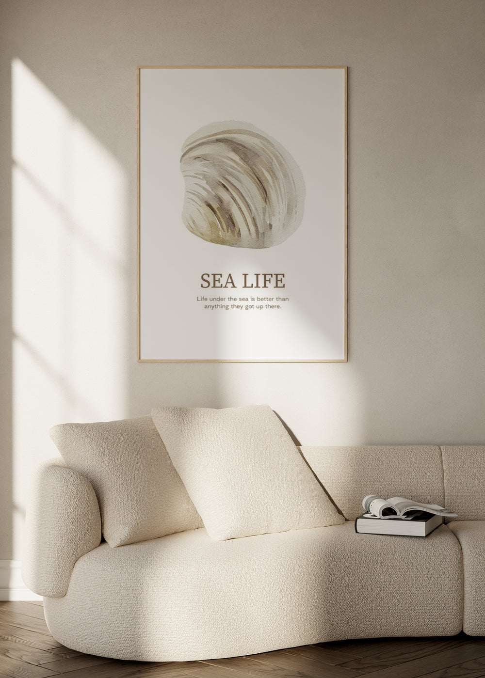 Gerahmtes Wandbild mit Muschel in Beige und Sand auf weißem Hintergrund, Sea Life Schriftzug und klarer minimalistischer Gestaltung. Erhältlich auf kudeko.com