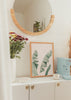 Cuadro decorativo de estilo minimalista y mar_y_playa colocado en salón, hojas tropicales en tonos suaves, modelo Blush Banana Leaves