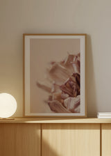 Cuadro decorativo de estilo minimalista y nórdico colocado en dormitorio, flor crisantemo en tonos beige, modelo Crisantemo