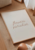 Gerahmtes Wandbild mit dem Schriftzug flowers paradise, handschriftliche Typografie in Altrosa auf weißem Hintergrund, klarer Stil und moderne Wanddekoration. Erhältlich auf kudeko.com