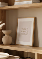 Cuadro decorativo de estilo minimalista y nórdico colocado en dormitorio, lámina tipográfica minimalista de respiración consciente, modelo Inhale Exhale Repeat