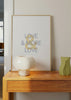 Cuadro decorativo de estilo minimalista y nórdico colocado en dormitorio, tipografía romántica minimalista, modelo Love & More Love