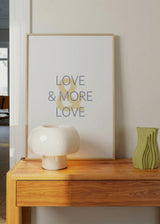 Cuadro decorativo de estilo minimalista y nórdico colocado en dormitorio, tipografía romántica minimalista, modelo Love & More Love