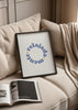 Cuadro decorativo de estilo minimalista y nórdico colocado en dormitorio, frase tipográfica relajante en composición circular, modelo Relajadamente