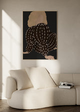 Cuadro decorativo de estilo minimalista y nórdico colocado en dormitorio, figura femenina abstracta en tonos neutros, modelo Stripes Mood X