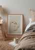 Cuadro decorativo de estilo minimalista y nórdico colocado en dormitorio, fotografía minimalista de una rosa blanca, modelo Una Rosa Blanca