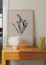 Cuadro decorativo de estilo minimalista y nórdico colocado en salón, rama botánica en tinta negra, modelo Botánico de tinta