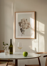 Tableau encadré avec hortensia séchée aux pétales beige, crème et gris doux sur fond clair, composition florale délicate au style naturel et épuré. Disponible sur kudeko.com