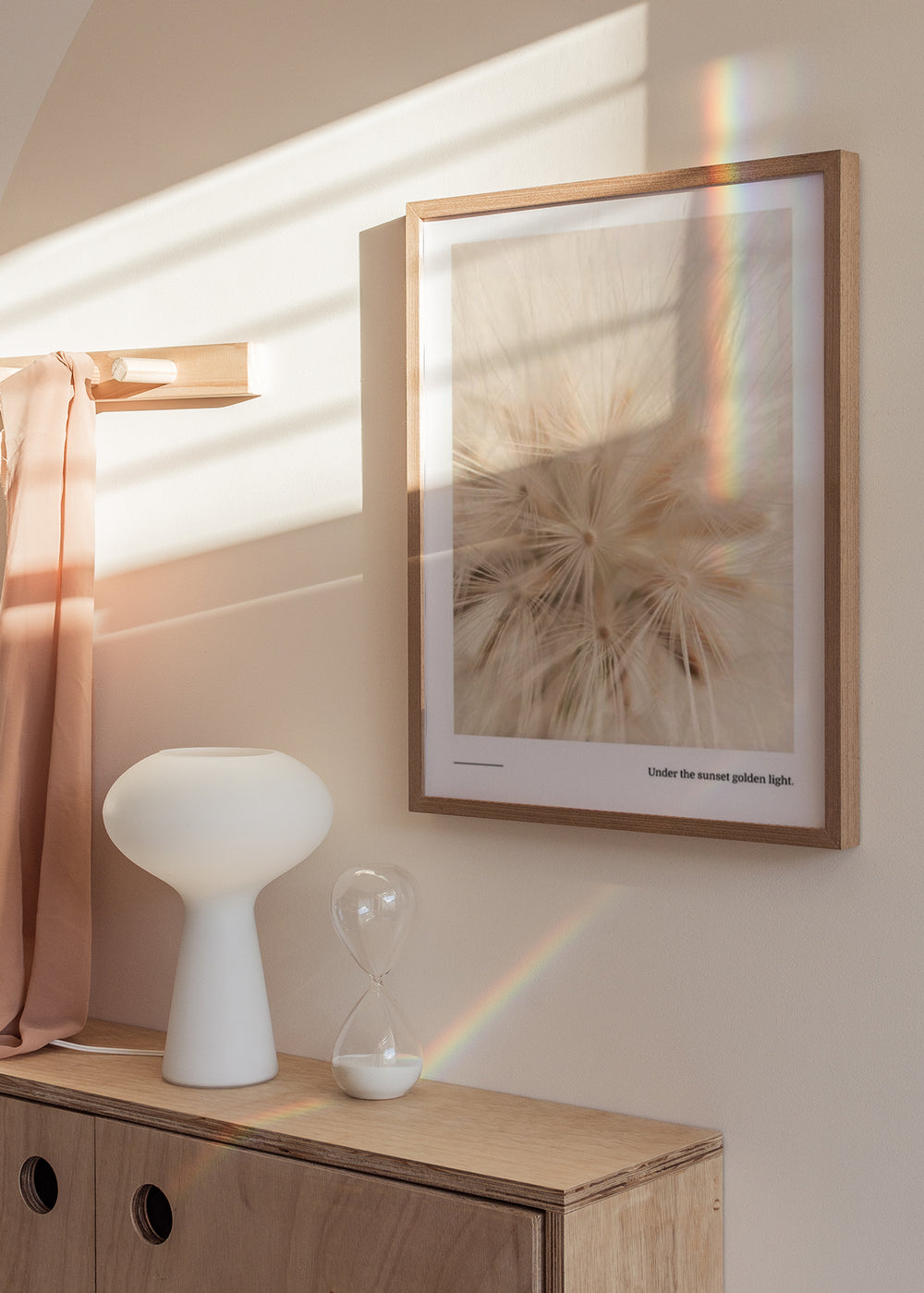 Gerahmtes Wandbild mit zarten löwenzahnartigen Samen in Nahaufnahme, in Beige, Creme und Weiß, mit warmem diffusem Licht und natürlichem Stil. Erhältlich auf kudeko.com