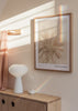 Cuadro decorativo de estilo minimalista y nórdico colocado en salón, flor silvestre etérea en tonos beige, modelo Flor Silvestre Beige