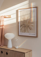 Cuadro decorativo de estilo minimalista y nórdico colocado en salón, flor silvestre etérea en tonos beige, modelo Flor Silvestre Beige