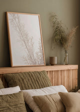 Gerahmtes Wandbild mit Zweigen getrockneter Blumen in Off-White, Creme und hellem Beige, vor hellem Hintergrund und mit ruhigem floralem Stil für natürliche Wandgestaltung. Erhältlich auf kudeko.com