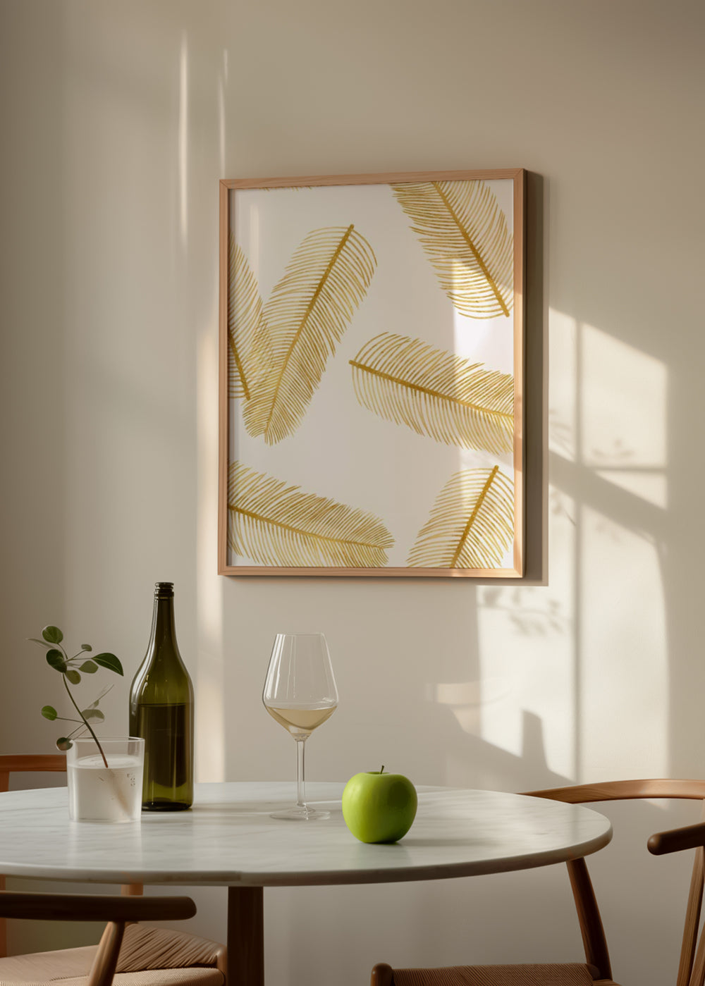Quadro emoldurado com folhas tropicais douradas alongadas sobre fundo branco, composição leve, luminosa e limpa, em estilo minimalista para decoração contemporânea. Disponível em kudeko.com