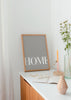Cuadro decorativo de estilo minimalista y nórdico colocado en salón, tipografía minimalista home en beige, modelo Home Beige