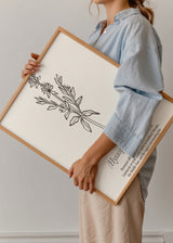 Gerahmtes botanisches Wandbild mit Hyssopus officinalis, feiner schwarzer Linienzeichnung, hellbeigem Hintergrund, unterem Textbereich und ruhigem Illustrationsstil. Erhältlich auf kudeko.com