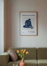 Cuadro decorativo de estilo minimalista y nórdico colocado en salón, figura recortada estilo Matisse en azul, modelo Matisse Figures IV