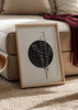 Tableau avec branches d’eucalyptus en noir et blanc sur grand cercle noir, composition botanique au style minimaliste, fond clair et lignes épurées. Disponible sur kudeko.com